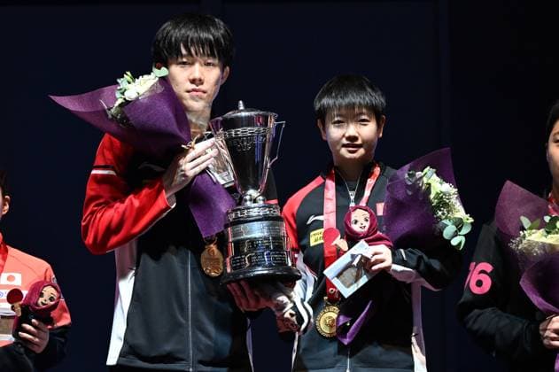 Sport Themen der Woche KW21 Sport Bilder des Tages (250524) -- DOHA, May 24, 2025 -- Gold medalists Wang Chuqin (L) Sun Yingsha pose during the awarding ceremony after the mixed doubles final between Wang Chuqin Sun Yingsha of China and Yoshimura Maharu Odo Satsuki of Japan at ITTF World Table tennis, Tischtennis Championships Finals Doha 2025 in Doha, Qatar, May 24, 2025. ) (SP)QATAR-DOHA-TABLE TENNIS-ITTF WORLD CHAMPIONSHIPS FINALS-MIXED DOUBLES-FINAL HexZhangshan 
