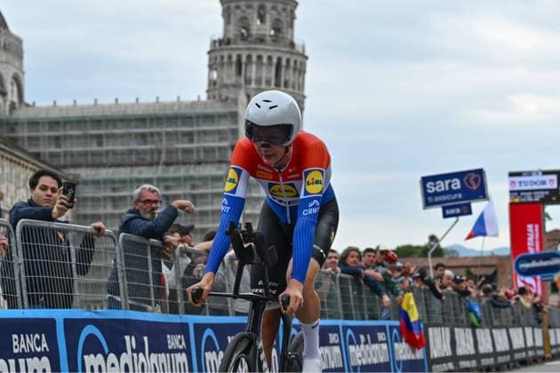 Lidl-Trek s Dutch rider Daan Hoole finishes the 10th stage during Stage 10 - Lucca-Pisa, Giro d Italia race in Pisa, Italy, May 20 2025  Copyright: xLisaxGuglielmi IPAxSportx xipa-agency.netx xx IPA_58177200 IPA_Agency_IPA58177200