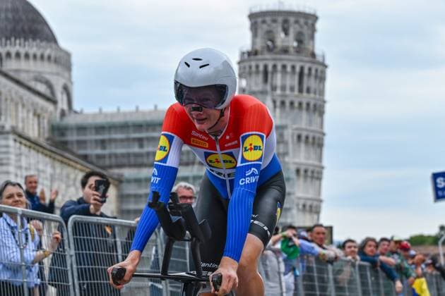 Sport Bilder des Tages Lidl-Trek s Dutch rider Daan Hoole finishes the 10th stage during Stage 10 - Lucca-Pisa, Giro d Italia race in Pisa, Italy, May 20 2025  Copyright: xLisaxGuglielmi IPAxSportx xipa-agency.netx xx IPA_58177212 IPA_Agency_IPA58177212
