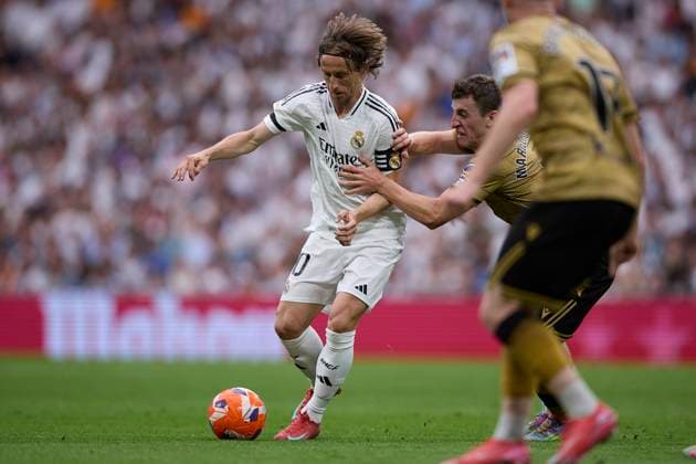 Sport Themen der Woche KW21 Sport Bilder des Tages Luka Modric (Real Madrid CF) controls the ball during the LaLiga match between Real Madrid and Real Sociedad at Santiago BernabÃ u on May 24, 2025 in Madrid, Spain. (Photo by Manu Reino DeFodi Images) *** Luka Modric Real Madrid CF controls the ball during the LaLiga match between Real Madrid and Real Sociedad at Santiago BernabÃ u on May 24, 2025 in Madrid, Spain Photo by Manu Reino DeFodi Images
