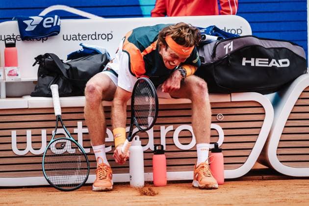 Tennis Männer bitpanda Hamburg Open Finale ATP, Tennis Herren 500 Andrei Andrejewitsch Rubljow (RUS) vs. Flavio Cobolli (ITA) 24.05.2025 Andrei Andrejewitsch Rubljow ist sauer wütend und schlägt seinen Schläger auf den Boden Ausraster Emotionen Hamburg Tennisstadion am Rothenbaum Hamburg Deutschland