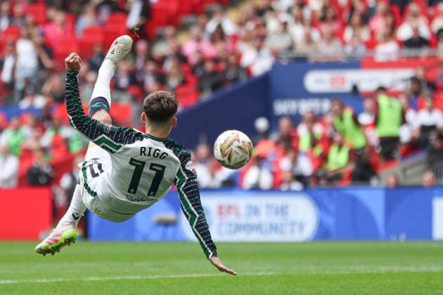 Sky Bet Championship Playoff Final Sheffield United v Sunderland Chris Rigg of Sunderland goes for an acrobatic attempt during the Sky Bet Championship Playoff Final match Sheffield United vs Sunderland at Wembley Stadium, London, United Kingdom, 24th May 2025 (Photo by Izzy Poles News Images) London Wembley Stadium Greater London United Kingdom Copyright: xIzzyxPoles NewsxImagesx
