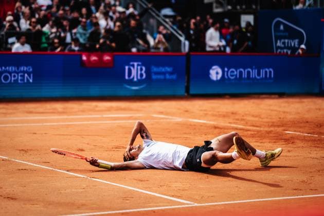 Sport Bilder des Tages Tennis Männer bitpanda Hamburg Open Finale ATP, Tennis Herren 500 Andrei Andrejewitsch Rubljow (RUS) vs. Flavio Cobolli (ITA) 24.05.2025 Flavio Cobolli gewinnt das Turnier und geht zu Boden um zu Jubeln Hamburg Tennisstadion am Rothenbaum Hamburg Deutschland
