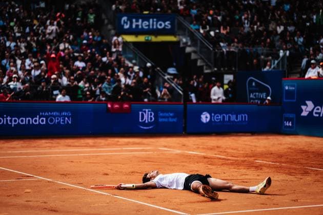 Tennis Männer bitpanda Hamburg Open Finale ATP, Tennis Herren 500 Andrei Andrejewitsch Rubljow (RUS) vs. Flavio Cobolli (ITA) 24.05.2025 Flavio Cobolli gewinnt das Turnier und geht zu Boden um zu Jubeln Hamburg Tennisstadion am Rothenbaum Hamburg Deutschland