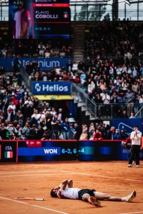 Tennis Männer bitpanda Hamburg Open Finale ATP, Tennis Herren 500 Andrei Andrejewitsch Rubljow (RUS) vs. Flavio Cobolli (ITA) 24.05.2025 Flavio Cobolli gewinnt das Turnier und geht zu Boden um zu Jubeln Hamburg Tennisstadion am Rothenbaum Hamburg Deutschland