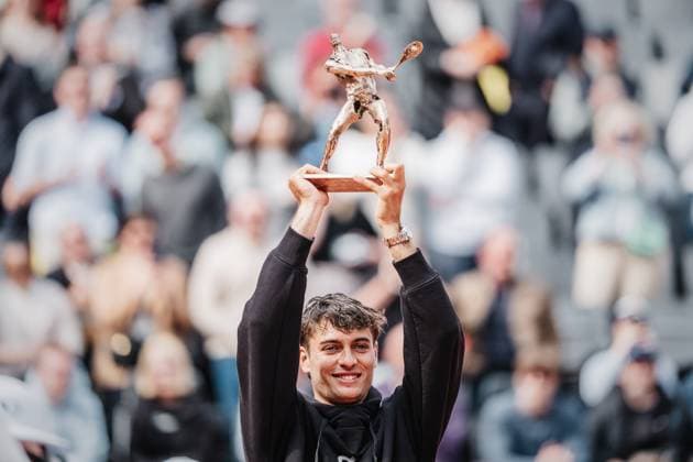 Tennis Männer bitpanda Hamburg Open Finale ATP, Tennis Herren 500 Andrei Andrejewitsch Rubljow (RUS) vs. Flavio Cobolli (ITA) 24.05.2025 Flavio Cobolli gewinnt das Turnier und hebt die Trophäe in die Luft Jubel Emotionen Hamburg Tennisstadion am Rothenbaum Hamburg Deutschland