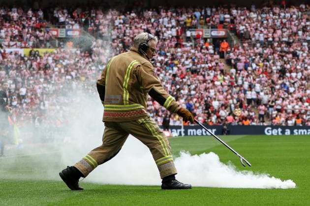 Sport Themen der Woche KW21 Sport Bilder des Tages Wembley Stadium, London, England, May 24rd 2025: Firefighter clearing a pyro flare during the EFL Sky Bet Championship Play Off Final match between Sheffield United and Sunderland at Wembley Stadium in London, England on May 24th 2025. (Sean Chandler SPP)  Copyright: xSeanxChandlerx xSPPx spp-en-SeChSp-EFL Sky Bet Championship Play-Off Final - Sheffield United v Sunderland - Wembley Stadium-9945