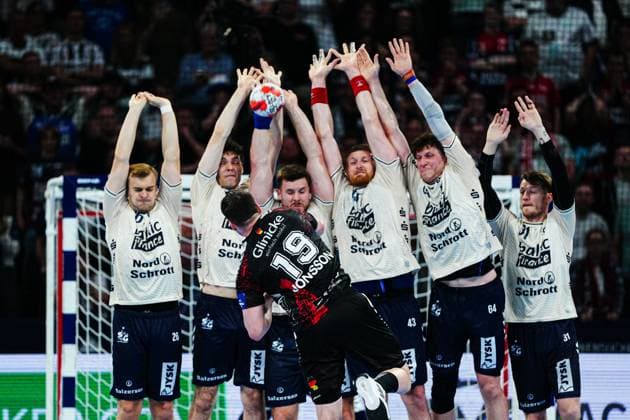 Sport Themen der Woche KW21 Sport Bilder des Tages Freiwurf Elvar Oern Jonsson (MT Melsungen, 19), Johannes Golla (SG Flensburg-Handewitt, 04) blockt GER, MT Melsungen vs. SG Flensburg-Handewitt, Handball, EHF European League, Halbfinale 1, Saison 2024 2025, 24.05.2025 GER, MT Melsungen vs. SG Flensburg-Handewitt, Handball, EHF European League, Halbfinale 1, Saison 2024 2025, 24.05.2025 Hamburg *** Free throw Elvar Oern Jonsson MT Melsungen, 19 , Johannes Golla SG Flensburg Handewitt, 04 blocks GER, MT Melsungen vs SG Flensburg Handewitt, Handball, EHF European League, Semi-final 1, Season 2024 2025, 24 05 2025 GER, MT Melsungen vs SG Flensburg Handewitt, Handball, EHF European League, Semi-final 1, Season 2024 2025, 24 05 2025 Hamburg Copyright: xEibnerxPressefoto MarcelxvonxFehrnx EP_MFN