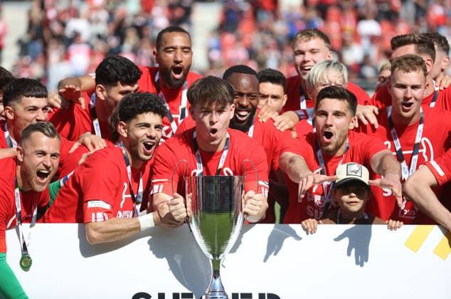 Sport Themen der Woche KW21 Sport Bilder des Tages 240525 Halle Saale Sachsen Anhalt Leuna Chemie Stadion Fußball Hallescher FC Halle HFC Regionalliga Nordost 4. Liga Männer Saison 2024 2025 Landespokal FSA Finale Pokalfinale 2025 Hallescher FC - 1. FC Lok Stendal Jubel Torschütze Tor Serhat Polat 77 ( Hallescher FC) , Elias Lorenz (Hallescher FC) , ManasseŽ Eshele (Hallescher FC) , Berk Inaler (Hallescher FC) *** 240525 Halle Saale Sachsen Anhalt Leuna Chemie Stadion Sport Fußball Hallescher FC Halle HFC Regionalliga Nordost 4 Liga Männer Saison 2024 2025 Landespokal FSA Finale Pokalfinale 2025 Hallescher FC 1 FC Lok Stendal Jubel Tor Tor Serhat Polat 77 Hallescher FC , Elias Lorenz Hallescher FC , ManasseŽ Eshele Hallescher FC , Berk Inaler Hallescher FC
