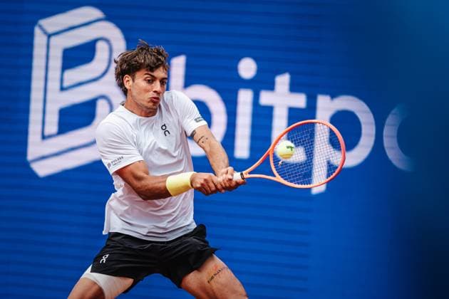 Tennis Männer bitpanda Hamburg Open Finale ATP, Tennis Herren 500 Andrei Andrejewitsch Rubljow (RUS) vs. Flavio Cobolli (ITA) 24.05.2025 Flavio Cobolli Rückhand Hamburg Tennisstadion am Rothenbaum Hamburg Deutschland