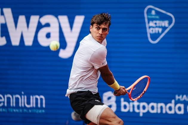 Tennis Männer bitpanda Hamburg Open Finale ATP, Tennis Herren 500 Andrei Andrejewitsch Rubljow (RUS) vs. Flavio Cobolli (ITA) 24.05.2025 Flavio Cobolli Rückhand Hamburg Tennisstadion am Rothenbaum Hamburg Deutschland