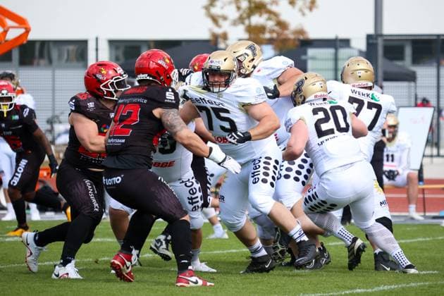 Sport Bilder des Tages the offence in white from Pderborn, Potsdam Royals vs Paderborn Dolphins 2025, 2025.05.24 , GFL, Spieltag 3 Photo: Foot Bowl Thomas Sobotzki Copyright: xFotodesign-Berlinx