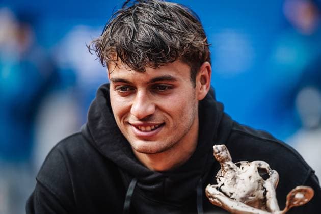 Tennis Männer bitpanda Hamburg Open Finale ATP, Tennis Herren 500 Andrei Andrejewitsch Rubljow (RUS) vs. Flavio Cobolli (ITA) 24.05.2025 Flavio Cobolli mit der Trophäe Hamburg Tennisstadion am Rothenbaum Hamburg Deutschland