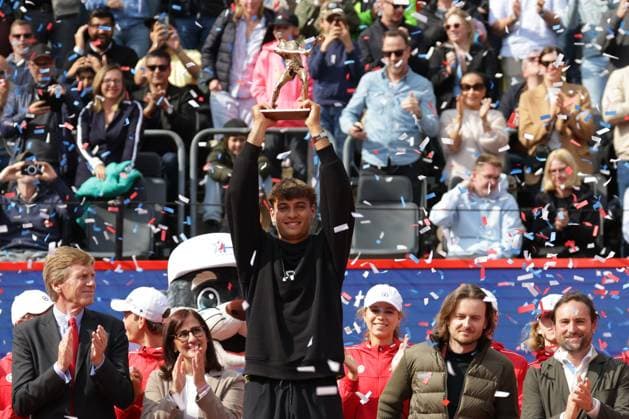 GER, Hamburg, xFSx , ATP, Tennis Herren 500 , Herren Tennistunier Bitpanda Hamburg Open 2025, Finale Herren Einzel , 24.05.2025 Flavio Cobolli (ITA) haelt seine Torphaee Copyright: HMBxMedia FernandoxSoares