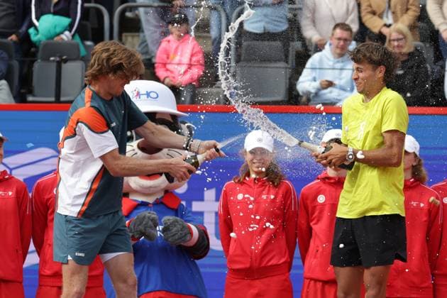 GER, Hamburg, xFSx , ATP, Tennis Herren 500 , Herren Tennistunier Bitpanda Hamburg Open 2025, Finale Herren Einzel , 24.05.2025 Andrey Rublev (RUS) und Flavio Cobolli (ITA) gegen sich eine Champagner dusche Copyright: HMBxMedia FernandoxSoares