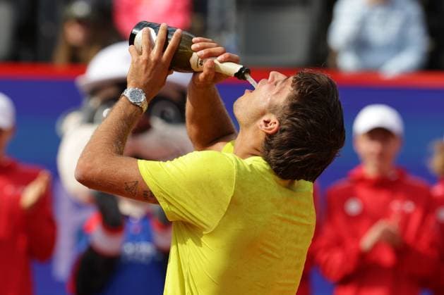 GER, Hamburg, xFSx , ATP, Tennis Herren 500 , Herren Tennistunier Bitpanda Hamburg Open 2025, Finale Herren Einzel , 24.05.2025 Flavio Cobolli (ITA) trinkt Champagner Copyright: HMBxMedia FernandoxSoares
