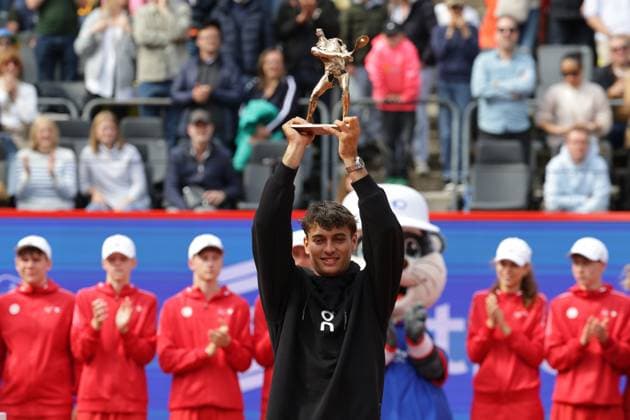 GER, Hamburg, xFSx , ATP, Tennis Herren 500 , Herren Tennistunier Bitpanda Hamburg Open 2025, Finale Herren Einzel , 24.05.2025 Flavio Cobolli (ITA) mit Trophaee Copyright: HMBxMedia FernandoxSoares