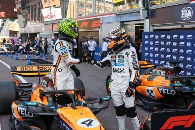 Oscar Piastri (McLaren Formula 1 Team) gratuliert Lando Norris (McLaren Formula 1 Team) zur Pole-Position, Qualifying, Grosser Preis von Monaco, Motorsport, Herren, Formel 1, 24.05.2025 Monte Carlo Monaco MCO