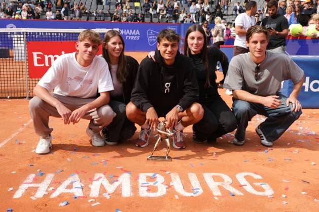 GER, Hamburg, xFSx , ATP, Tennis Herren 500 , Herren Tennistunier Bitpanda Hamburg Open 2025, Finale Herren Einzel , 24.05.2025 Flavio Cobolli (ITA) Sieger der Bitpanda Hamburg Open mit Familie und Freundin Matilde Galli Copyright: HMBxMedia FernandoxSoares
