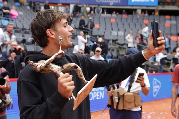 GER, Hamburg, xFSx , ATP, Tennis Herren 500 , Herren Tennistunier Bitpanda Hamburg Open 2025, Finale Herren Einzel , 24.05.2025 Flavio Cobolli (ITA) macht ein Selfie Copyright: HMBxMedia FernandoxSoares