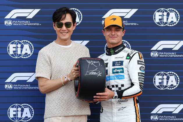 Sport Bilder des Tages l-r: Suedkoreanischer Schauspieler, Lee Jung-jae mit dem Pole Position Award, Lando Norris (McLaren Formula 1 Team), Qualifying, Grosser Preis von Monaco, Motorsport, Herren, Formel 1, 24.05.2025 Monte Carlo Monaco MCO