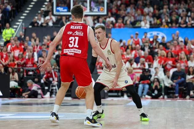 Andreas Obst (FC Bayern Basketball, 13) mit Ball mit Spencer Reaves (Syntainics MBC, 31), GER, FC Bayern Basketball vs. SYNTAINICS MBC, Basketball, easycredit Basketball Bundesliga, BBL, Playoffs, Viertelfinale, Saison 2024 2025, 24.05.2025, GER, FC Bayern Basketball vs. SYNTAINICS MBC, Basketball, easycredit Basketball Bundesliga, BBL, Playoffs, Viertelfinale, Saison 2024 2025, 24.05.2025 Muenchen Copyright: xEibner-Pressefoto JennixMaulx EP_JML