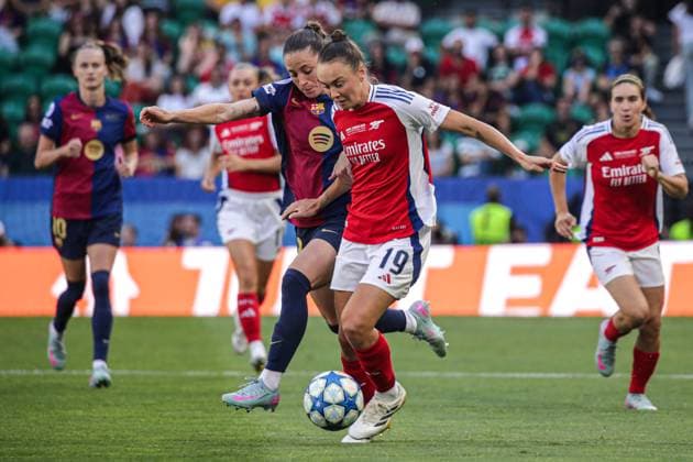 2025-05-24 FC Barcelona, Barca v Arsenal WFC - UEFA Women s Champions League Final LISBON, PORTUGAL - MAY 24: Ona Batlle of FC Barcelona, Caitlin Foord of Arsenal Women FC battle for the ball during the UEFA Women s Champions League Final match between FC Barcelona and Arsenal WFC at Estadio Jose Alvalade on May 24, 2025 in Lisbon, Portugal. (Photo by Leiting Gao BSR Agency) Lisbon Portugal Content not available for redistribution in The Netherlands directly or indirectly through any third parties. Copyright: xBSRxAgencyx