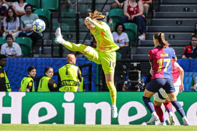 2025-05-24 FC Barcelona, Barca v Arsenal WFC - UEFA Women s Champions League Final LISBON, PORTUGAL - MAY 24: goalkeeper Daphne van Domselaar of Arsenal Women FC makes a save during the UEFA Women s Champions League Final match between FC Barcelona and Arsenal WFC at Estadio Jose Alvalade on May 24, 2025 in Lisbon, Portugal. (Photo by Leiting Gao BSR Agency) Lisbon Portugal Content not available for redistribution in The Netherlands directly or indirectly through any third parties. Copyright: xBSRxAgencyx
