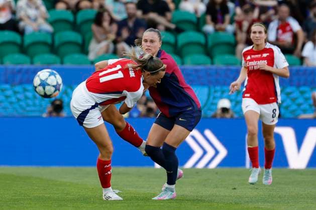 FC Barcelona, Barca s Claudia Pina (R) in action against Arsenal s Katie McCabe (L) during the UEFA Women s Champions League final soccer match between Arsenal Women FC and FC Barcelona, in Lisbon, Portugal, 24 May 2025. UEFA Women s Champions League Final - FC Barcelona vs. Arsenal Women FC !ACHTUNG: NUR REDAKTIONELLE NUTZUNG!  Copyright: xTonixAlbirx GRAF4048 20250524-55016931420_1