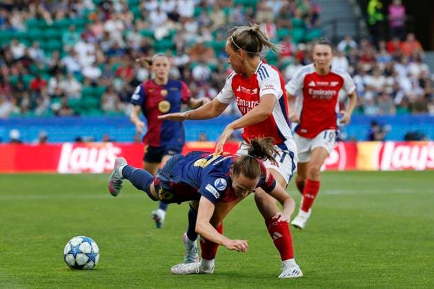 FC Barcelona, Barca s Caroline Graham Hansen (L) in action against Arsenal s Katie McCabe (R) during the UEFA Women s Champions League final soccer match between Arsenal Women FC and FC Barcelona, in Lisbon, Portugal, 24 May 2025. UEFA Women s Champions League Final - FC Barcelona vs. Arsenal Women FC !ACHTUNG: NUR REDAKTIONELLE NUTZUNG!  Copyright: xTonixAlbirx GRAF4058 20250524-55016931551_1
