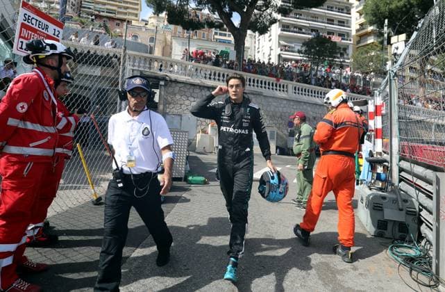 GP MONACO QUALIFICATIONS PHOTOPQR NICE MATIN Jean François Ottonello ; Monaco ; 24 05 2025 ; 82e Grand Prix de Monaco 2025 - Formule 1 Qualifications - 63 GEORGE RUSSELL MERCEDES rentre aux stands a pied - F1 Grand Prix Of Monaco Monaco France  Copyright: xPHOTOPQR NICExMATIN MAXPPPxJeanxFrançoisxOttonellox 20250524NIM3271 monaco 20250524NIM3271