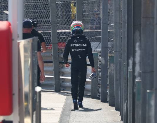 Formel 1 Grand Prix Monaco 2025 24.05.2025, Circuit de Monaco, Monte Carlo, Formel 1 Grand Prix Monaco 2025 ,im Bild Nach seinem Ausfall geht Andrea Kimi Antonelli (ITA), Mercedes-AMG Petronas Formula One Team zurück zum Fahrerlager.
