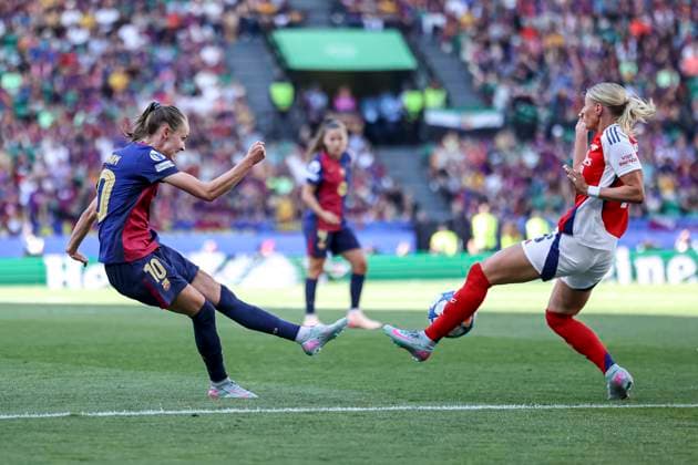Lisbon, Portugal, May 24th, 2025: Caroline Graham (10 FC Barcelona, Barca and Chloe Kelly (18 Arsenal FC) in action during the UEFA Womens Champions League game between Arsenal FC vs FC Barcelona Estadio Jose Alvalade, Lisbon on May 24th 2025 (Joao Bravo SPP) Copyright: xJoaoxBravoxx xSPPx spp-en-JoBr-JBF-6658