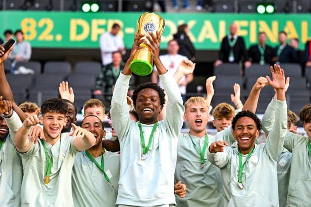 Sport Themen der Woche KW21 Sport Bilder des Tages Die u19 von SV Werder Bremen jubelt mit dem Pokal bei der Siegerehrung des u19 DFB Pokal, GER, DSC Arminia Bielefeld vs. VfB Stuttgart, Fussball, Herren, DFB-Pokal, Finale, Spielzeit 2024 2025, 24.05.2025, DFB REGULATIONS PROHIBIT ANY USE OF PHOTOGRAPHS AS IMAGE SEQUENCES AND OR QUASI-VIDEO GER, DSC Arminia Bielefeld vs. VfB Stuttgart, Fussball, Herren, DFB-Pokal, Finale, Spielzeit 2024 2025, 24.05.2025, Berlin *** The u19 of SV Werder Bremen cheers with the trophy at the award ceremony of the u19 DFB Pokal, GER, DSC Arminia Bielefeld vs VfB Stuttgart, Football, Men, DFB Pokal, Final, Season 2024 2025, 24 05 2025, DFB REGULATIONS PROHIBIT ANY USE OF PHOTOGRAPHS AS IMAGE SEQUENCES AND OR QUASI VIDEO GER, DSC Arminia Bielefeld vs VfB Stuttgart, Football, Men, DFB Cup, Final, Season 2024 2025, 24 05 2025, Berlin Copyright: xEibner-Pressefoto FlorianxWiegandx EP_FWD