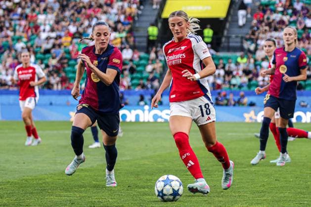 2025-05-24 FC Barcelona, Barca v Arsenal WFC - UEFA Women s Champions League Final LISBON, PORTUGAL - MAY 24: Ona Batlle of FC Barcelona, Chloe Kelly of Arsenal Women FC battle for the ball during the UEFA Women s Champions League Final match between FC Barcelona and Arsenal WFC at Estadio Jose Alvalade on May 24, 2025 in Lisbon, Portugal. (Photo by Leiting Gao BSR Agency) Lisbon Portugal Content not available for redistribution in The Netherlands directly or indirectly through any third parties. Copyright: xBSRxAgencyx