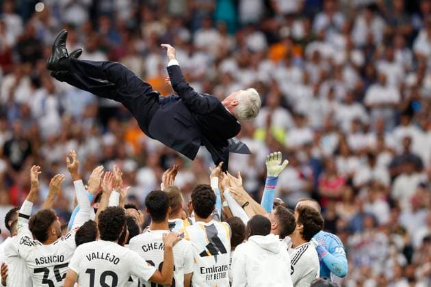 Sport Themen der Woche KW21 Sport Bilder des Tages Carlo Ancelotti Head coach (Real Madrid CF) is tossing by his teammates during the LaLiga match between Real Madrid and Real Sociedad at Santiago BernabÃ u on May 24, 2025 in Madrid, Spain. (Photo by Manu Reino DeFodi Images) *** Carlo Ancelotti Head coach Real Madrid CF is tossing by his teammates during the LaLiga match between Real Madrid and Real Sociedad at Santiago BernabÃ u on May 24, 2025 in Madrid, Spain Photo by Manu Reino DeFodi Images