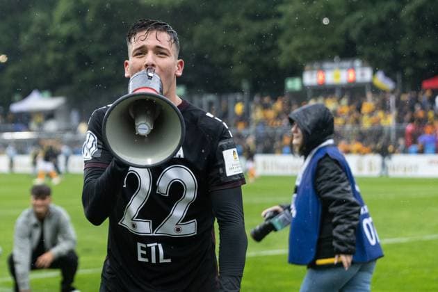 Bitburger-Pokalfinale 2025: Alemannia Aachen - Viktoria Köln; 24.05.2025 El Mala, Said (Viktoria Köln, 22) bejubelt den Sieg mit den Fans nach dem Spiel. Bitburger-Pokalfinale 2025: Alemannia Aachen - Viktoria Köln; Sportpark Höhenberg, Köln; 24.05.2025 Copyright: xBEAUTIFULxSPORTS Buriakovx
