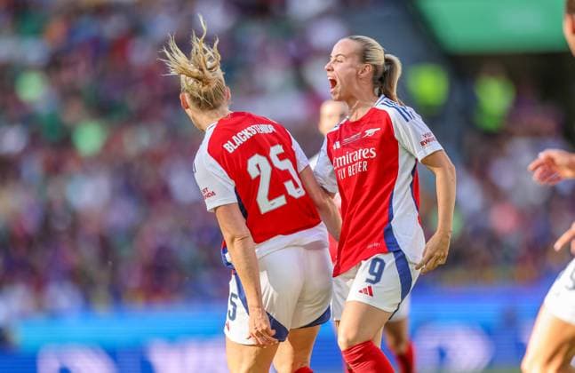 POR, Lissabon, Arsenal London vs FC Barcelona, Barca Women s Champions League, Fussball, UEFA, Spielzeit 2024 2025, Estadio Josà Alvalade, Finale, im Bild: goal scored by Stina Blackstenius (Arsenal London 25) against Barcelona, Tor von Stina Blackstenius (Arsenal London 25), Jubel mit dem Team DFB DFL REGULATIONS PROHIBIT ANY USE OF PHOTOGRAPHS AS IMAGE SEQUENCES AND OR QUASI-VIDEO, 24.05.2025, Copyright: HMBxMedia HendrikxHamelau