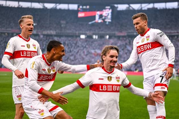 Sport Themen der Woche KW21 Sport Bilder des Tages Nick Woltemade (VfB Stuttgart, 11) und Team bejubeln das Tor zum 0:1, GER, DSC Arminia Bielefeld vs. VfB Stuttgart, Fussball, Herren, DFB-Pokal, Finale, Spielzeit 2024 2025, 24.05.2025, DFB REGULATIONS PROHIBIT ANY USE OF PHOTOGRAPHS AS IMAGE SEQUENCES AND OR QUASI-VIDEO GER, DSC Arminia Bielefeld vs. VfB Stuttgart, Fussball, Herren, DFB-Pokal, Finale, Spielzeit 2024 2025, 24.05.2025, Berlin *** Nick Woltemade VfB Stuttgart, 11 and team celebrate the goal to 0 1, GER, DSC Arminia Bielefeld vs VfB Stuttgart, Football, Men, DFB Pokal, Final, Season 2024 2025, 24 05 2025, DFB REGULATES PROHIBIT ANY USE OF PHOTOGRAPHS AS IMAGE SEQUENCES AND OR QUASI VIDEO GER, DSC Arminia Bielefeld vs VfB Stuttgart, Football, Men, DFB Cup, Final, Season 2024 2025, 24 05 2025, Berlin Copyright: xEibner-Pressefoto FlorianxWiegandx EP_FWD