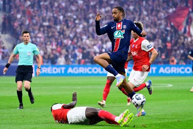 Sport Bilder des Tages FOOTBALL : PSG vs Reims - Finale Coupe de France - 24 05 2025 Bradley Barcola ( 29 - PSG ) and Joseph Okumu ( 2 - Reims ) during the French Cup Final match between Paris Saint Germain and Stade de Reims at Stade de France on May 24 , 2025 in Saint Denis, France. ( Photo by Dante Badano PsnewZ ) - Saint DenisFrance  Copyright: xx