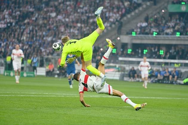Sport Themen der Woche KW21 Sport Bilder des Tages Zusammenprall Josha VAGNOMAN (VFB Stuttgart) mit Torwart Jonas KERKSEN (BI).Strafraumszene. Fussball 82. DFB Pokal Finale 2025 Arminia Bielefeld - VfB Stuttgart am 24.05.2025., Olympiastadion in Berlin DFL DFB regulations prohibit any use of photographs as image sequences and or quasi-video *** Collision Josha VAGNOMAN VFB Stuttgart with goalkeeper Jonas KERKSEN BI Penalty area scene Soccer 82 DFB Pokal Final 2025 Arminia Bielefeld VfB Stuttgart on 24 05 2025 , Olympiastadion in Berlin DFL DFB regulations prohibit any use of photographs as image sequences and or quasi video