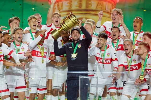 Sport Themen der Woche KW21 Sport Bilder des Tages Trainer Sebastian Hoeness (VfB Stuttgart) jubelt mit seinen Mannschaftskollegen und haelt den DFB-Pokal hoch, DFB Cup Final 2025, DSC Arminia Bielefeld and VfB Stuttgart , Olympiastadion am 24. May 2025 in Berlin, Deutschland. (Foto von Marco Steinbrenner DeFodi Images) Trainer Sebastian Hoeness (VfB Stuttgart) cheers with his teammates and holds up the DFB Cup, DFB Cup Final 2025, DSC Arminia Bielefeld and VfB Stuttgart , Olympiastadion, May 24, 2025 in Berlin, Germany. (Photo by Marco Steinbrenner DeFodi Images) DFB DFL REGULATIONS PROHIBIT ANY USE OF PHOTOGRAPHS AS IMAGE SEQUENCES AND OR QUASI-VIDEO. *** Trainer Sebastian Hoeness VfB Stuttgart cheers with his teammates and holds up the DFB Cup, DFB Cup Final 2025, DSC Arminia Bielefeld and VfB Stuttgart , Olympiastadion am 24 May 2025 in Berlin, Germany Photo by Marco Steinbrenner DeFodi Images Trainer Sebastian Hoeness VfB Stuttgart cheers with his teammates and holds up the DFB Cup, DFB Cup Final 2025, DSC Arminia Bielefeld and VfB Stuttgart , Olympiastadion, May 24, 2025 in Berlin, Germany Photo by Marco Steinbrenner DeFodi Images DFB DFL REGULATIONS PROHIBIT ANY USE OF PHOTOGRAPHS AS IMAGE SEQUENCES AND OR QUASI VIDEO