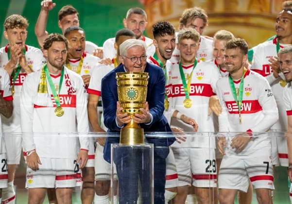 Sport Themen der Woche KW21 Bundespräsident Steinmeier überreicht den DFB Pokal DSC Arminia Bielefeld - VfB Stuttgart, 24.05.2025 Fussball, DFB Pokalfinale 2025, Olympiastadion, Berlin Wichtiger Hinweis: Gemäß den Vorgaben der DFL Deutsche Fussball Liga bzw. des DFB Deutscher Fussball-Bund ist es untersagt, in dem Stadion und oder vom Spiel angefertigte Fotoaufnahmen in Form von Sequenzbildern und oder videoähnlichen Fotostrecken zu verwerten bzw. verwerten zu lassen. *** Federal President Steinmeier presents the DFB Cup DSC Arminia Bielefeld VfB Stuttgart, 24 05 2025 Football, DFB Cup Final 2025, Olympiastadion, Berlin Important note According to the regulations of the DFL German Football League and the DFB German Football Association, it is prohibited to use or have used photographs taken in the stadium and or of the match in the form of sequential images and or video-like photo series Copyright: HMBxMedia xMarcoxBader