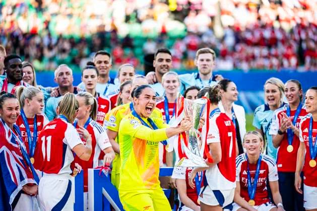 May 24, 2025, Lisbon, Lisbon, Portugal: Manuela Zinsberger of the team Arsenal team celebrate winning the Women s Champions League Final between Arsenal v Barcelona at Alvalade stadium,may 24, 2025 Lisbon Portugal - ZUMAr200 20250524_zsp_r200_072 Copyright: xNunoxReisinhox