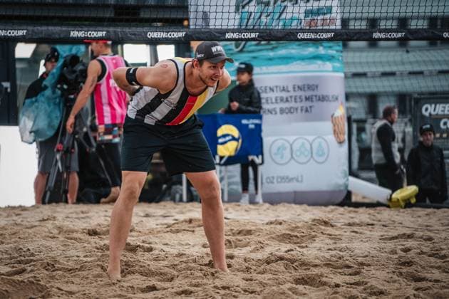Beacholleyball Herren King & Queen of the Court Hamburg 24.05.2025 Nils Ehlers schaut gebückt unter dem Netz durch Hamburg Active City Arena Hamburg Deutschland