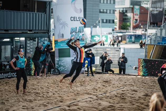 Beacholleyball Herren King & Queen of the Court Hamburg 24.05.2025 Chenoa Christ beim Aufschlag Hamburg Active City Arena Hamburg Deutschland