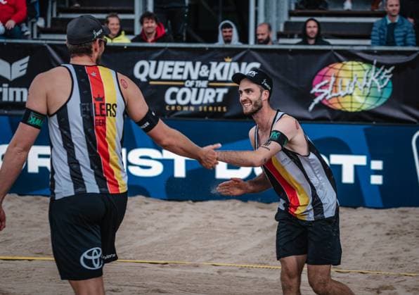 Beacholleyball Herren King & Queen of the Court Hamburg 24.05.2025 Clemens Wickler (r.) klatscht mit Nils Ehlers ab Hamburg Active City Arena Hamburg Deutschland