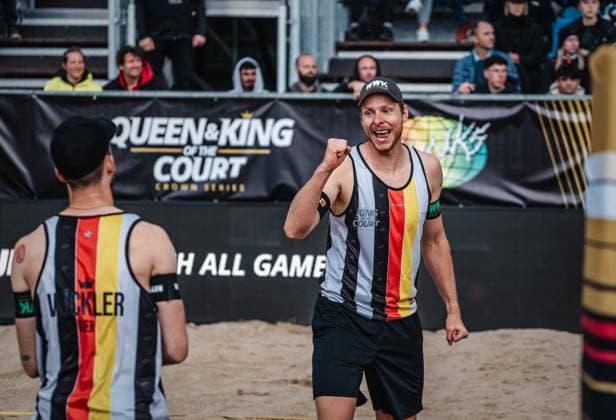 Beacholleyball Herren King & Queen of the Court Hamburg 24.05.2025 Nils Ehlers jubelt mit geballter Faust Hamburg Active City Arena Hamburg Deutschland