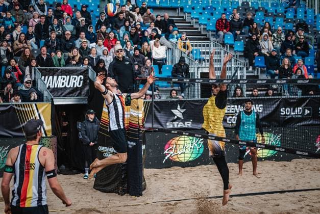 Beacholleyball Herren King & Queen of the Court Hamburg 24.05.2025 Clemens Wickler greift den Ball an Hamburg Active City Arena Hamburg Deutschland