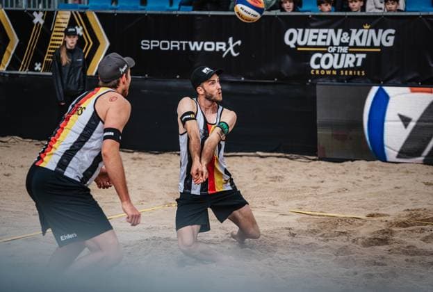 Beacholleyball Herren King & Queen of the Court Hamburg 24.05.2025 Clemens Wickler (r.) nimmt den Ball an Hamburg Active City Arena Hamburg Deutschland